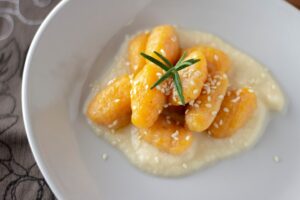 Gnocchi di zucca su crema di parmigiano
