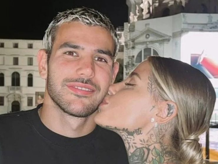 Theo Hernandez e Zoe Cristofoli