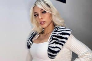 Asia Valente sotto vestito niente